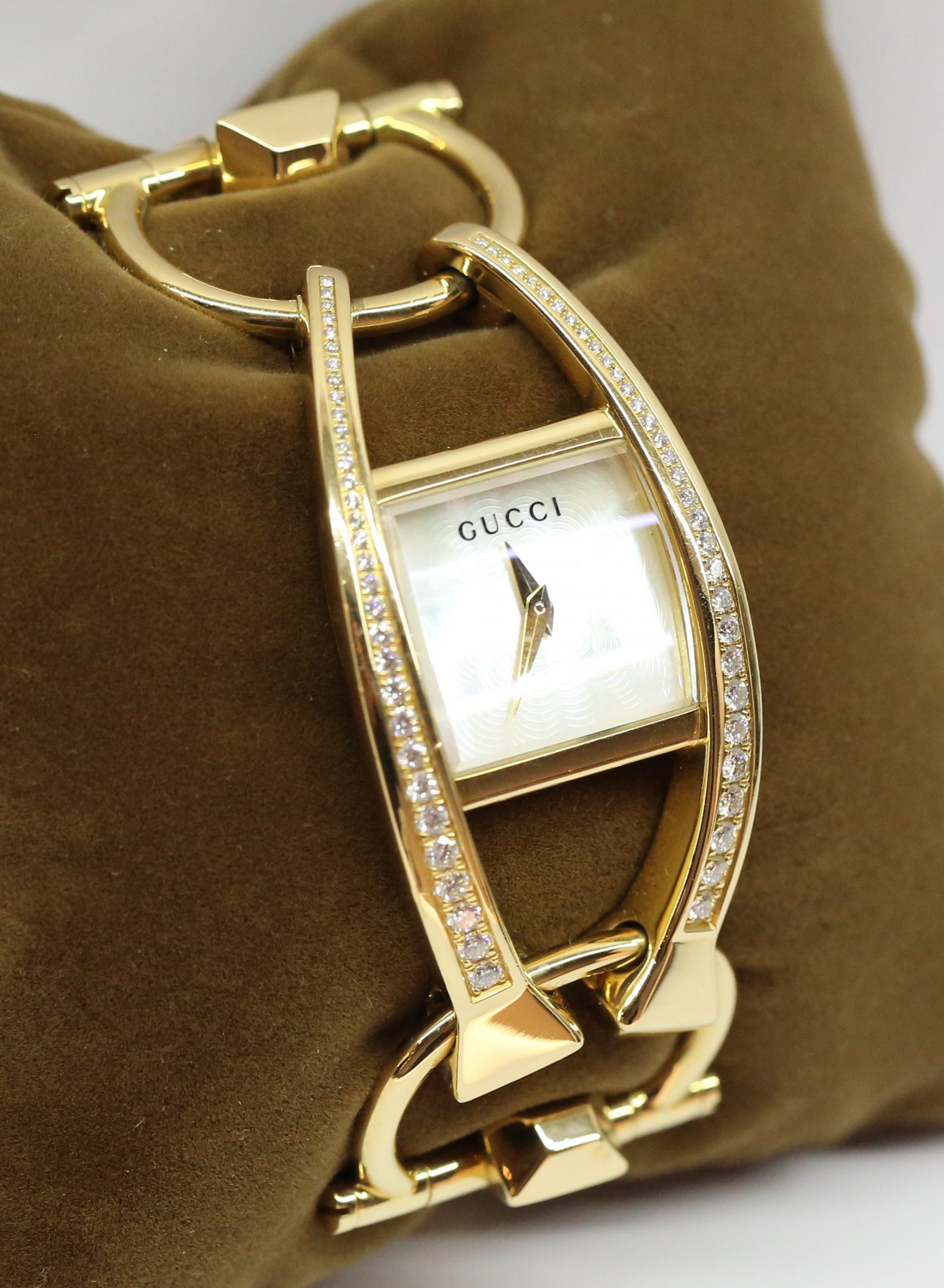 Gucci Chido 18ct Yellow Gold Bracelet Watch With 64 Round brilliant cut ...